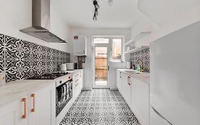 Beautifully Modern 2-Bed Apartment W/Garden